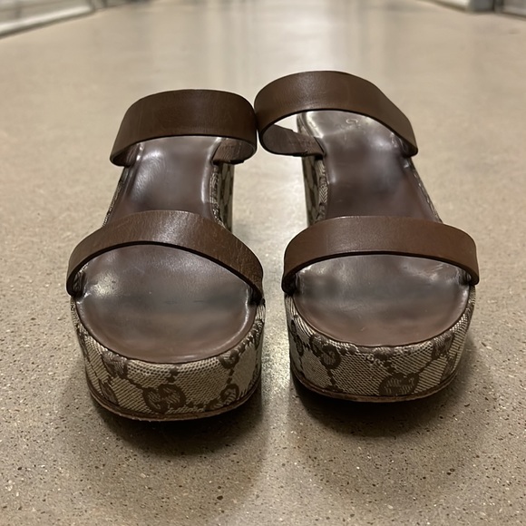 Adorable, Gucci monogram platform sandals - Picture 2 of 6